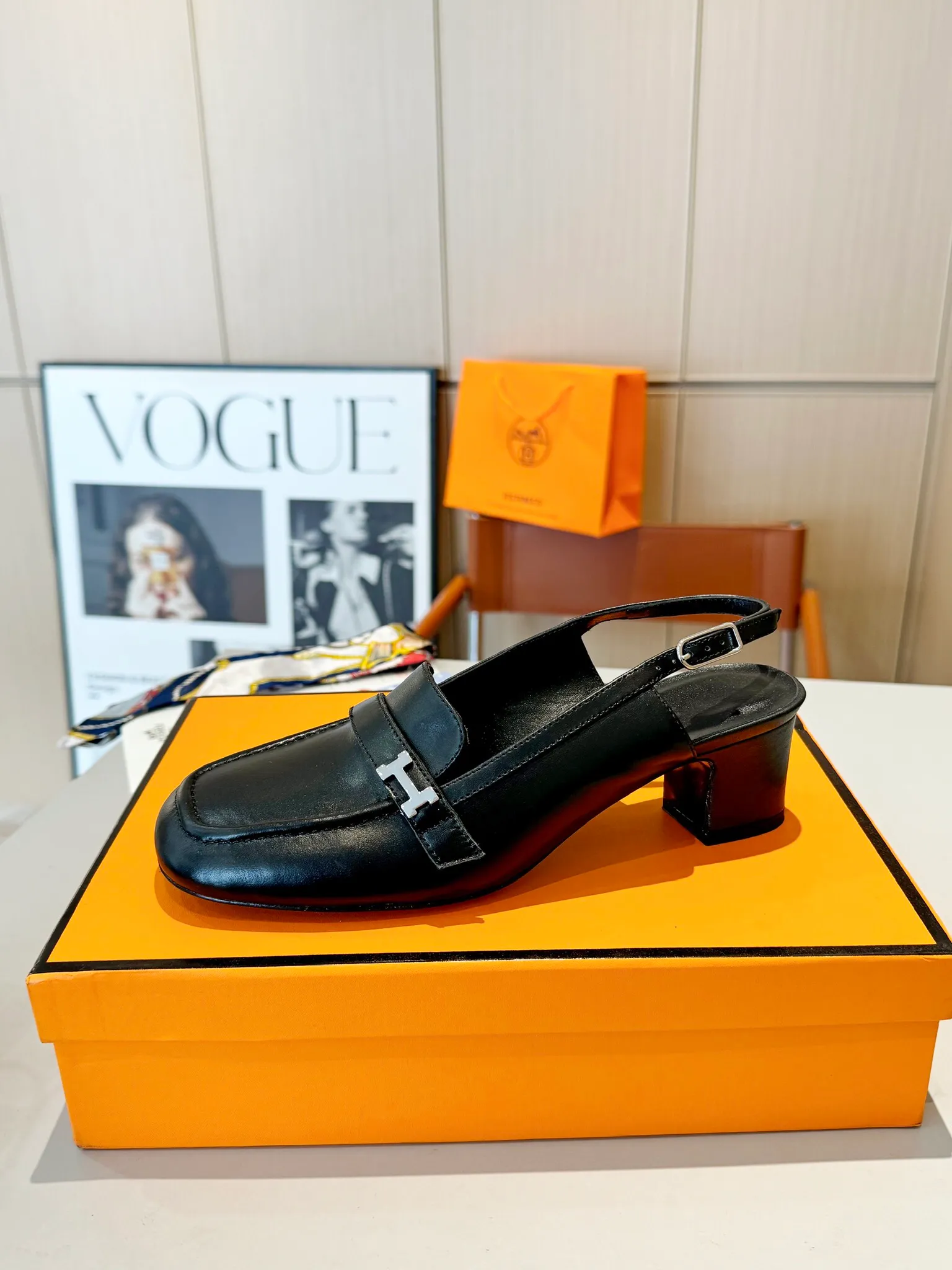 👟👟Ex-factory price 520👟👟 Hermes Groupie square-toe H-buckle mules, half-drag high heels and flat heels; the foot feel at the counter is invincible, groupie Mule shoes are made of h-buckle canvas and calfskin with mini silver Paris shoe buckles and contrasting piping. They are super beautiful in real life. Upper: imported original calfskin/original molded fabric. Lining: sheepskin. Outsole: Italian genuine leather outsole. Original packaging. Heel height: 5cm and 2 types of flat heel. Size: 35-41 (customized in size 42). Color: 6 colors.